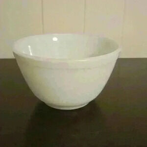 Vintage PYREX #401 White bowl  1.5 pt